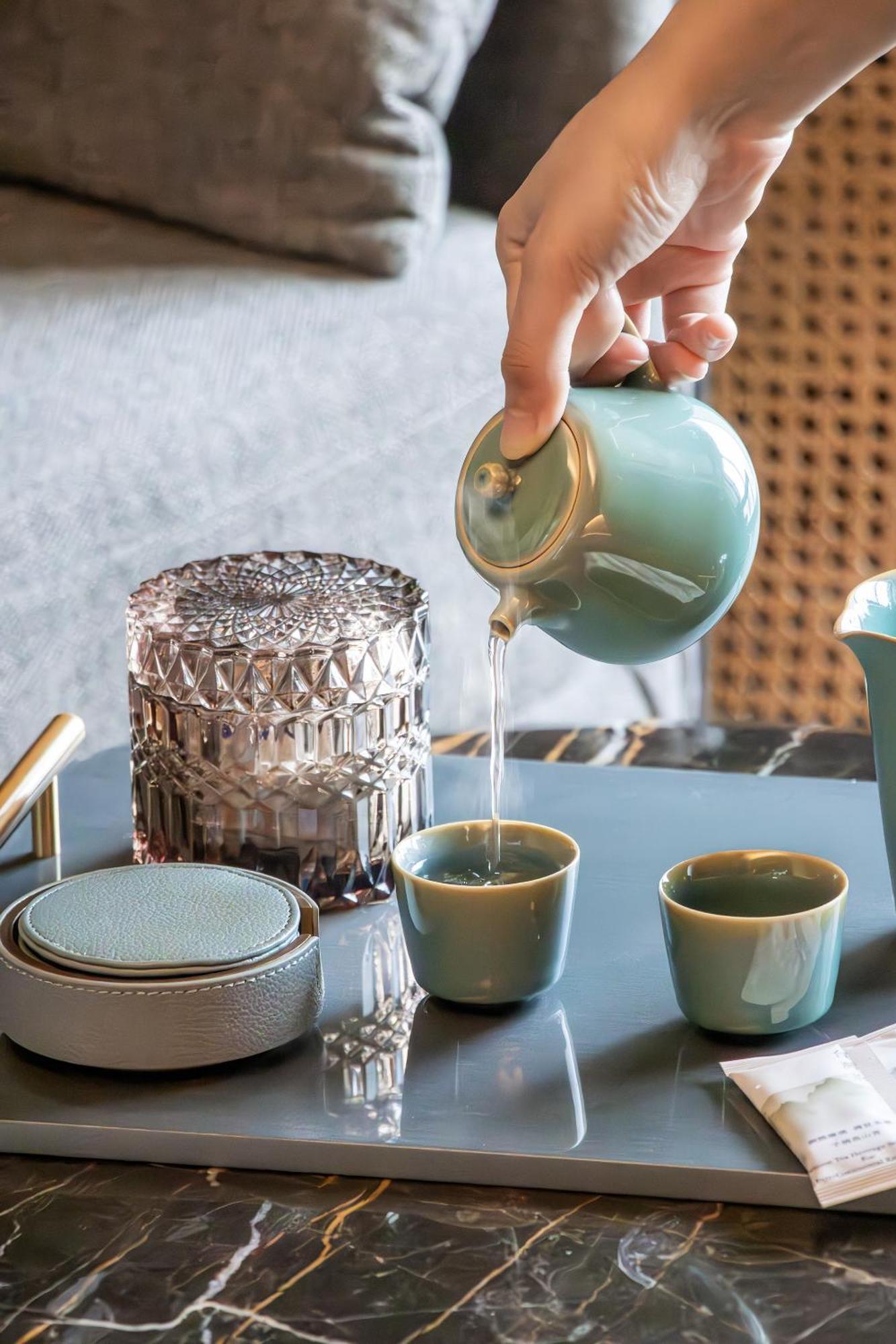 Hotel Intercontinental Kaohsiung By Ihg Pokój zdjęcie Tea being poured into a teacup