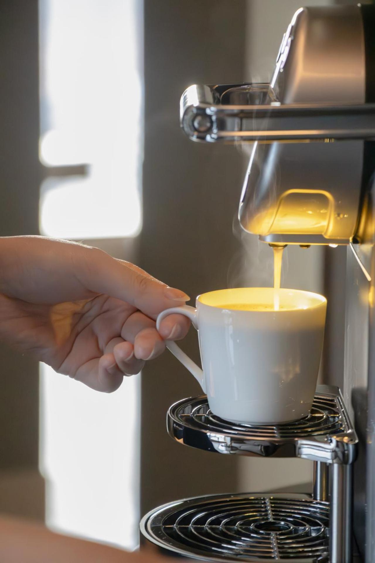 Hotel Intercontinental Kaohsiung By Ihg Pokój zdjęcie A coffee machine