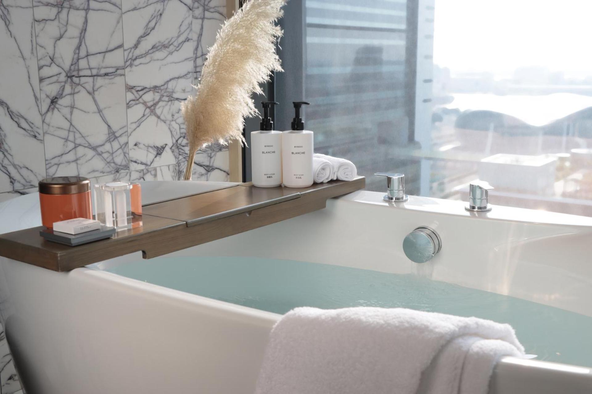 Hotel Intercontinental Kaohsiung By Ihg Zewnętrze zdjęcie A modern bathtub