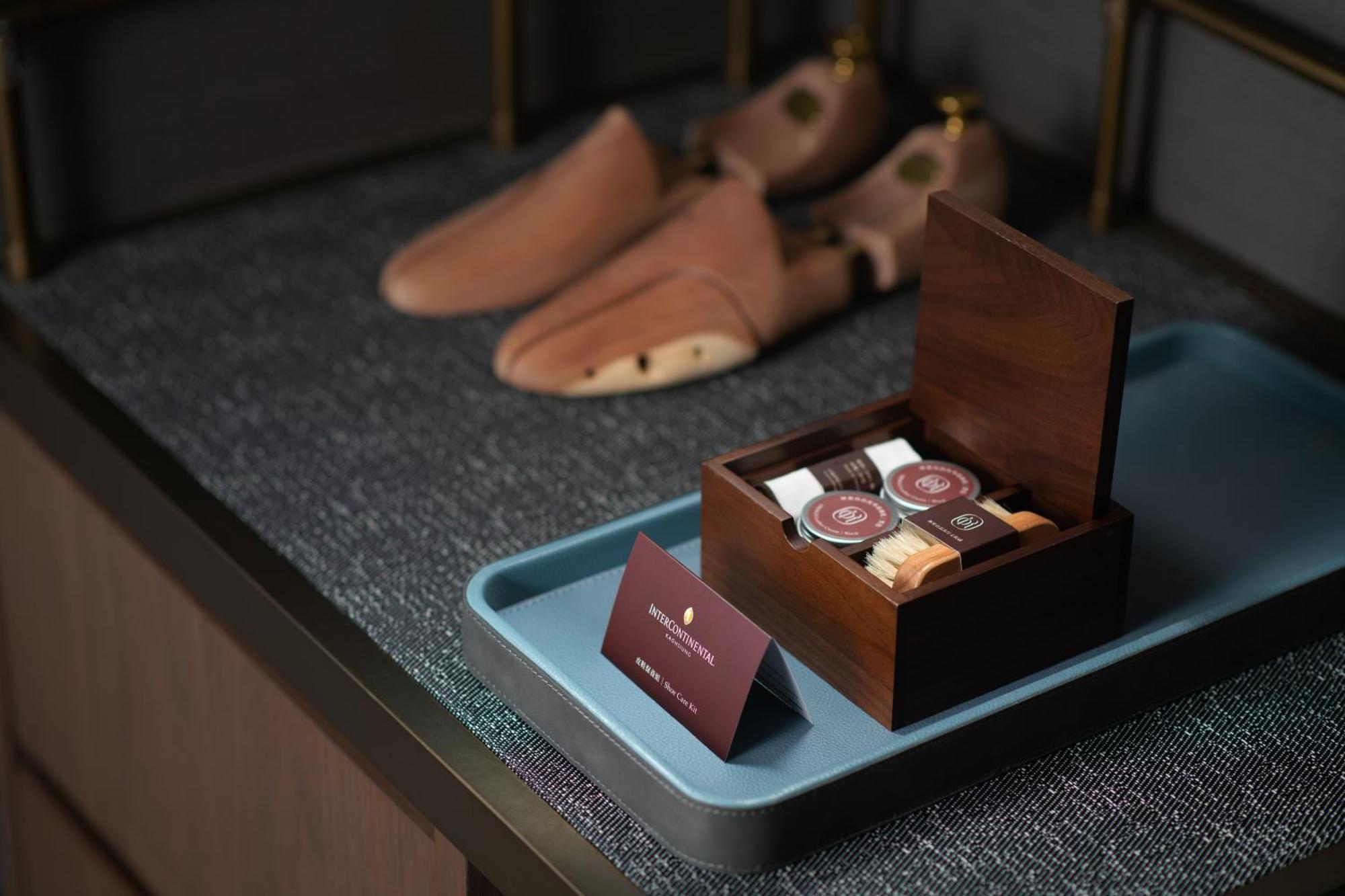 Hotel Intercontinental Kaohsiung By Ihg Zewnętrze zdjęcie Shoe shine kit